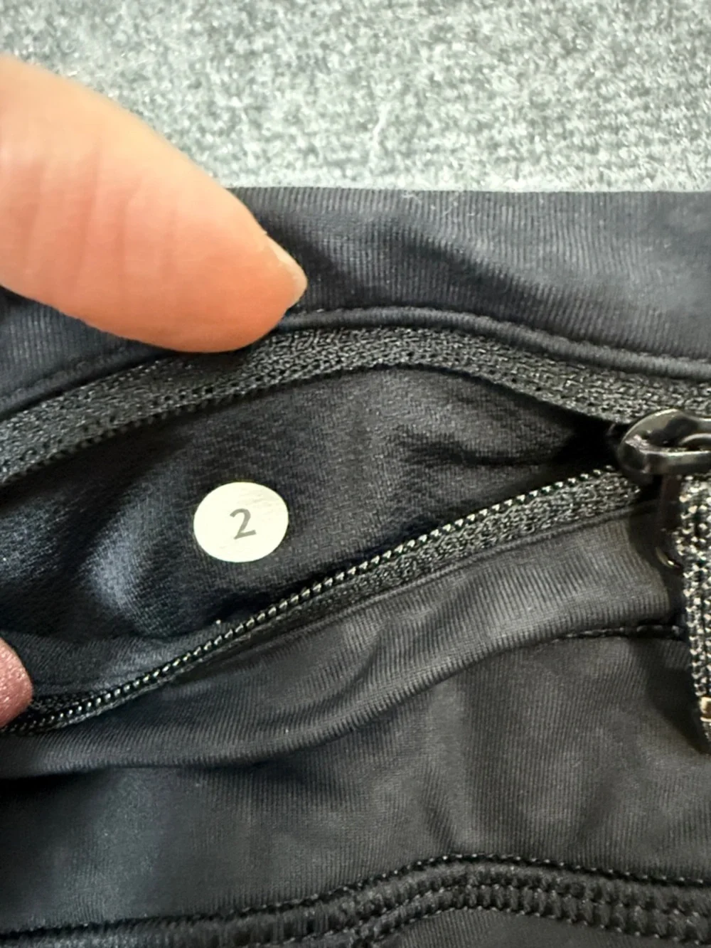 Lululemon Black Patterned Cropped Leggings Back Zipper Pocket Sz 2 (A2)